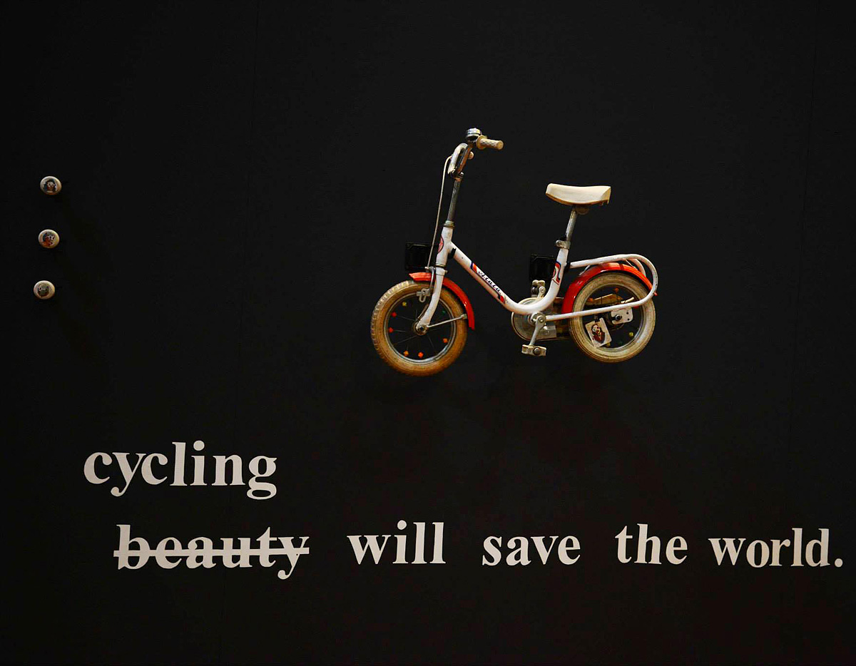 Allestimento della mostra dedicata ai doni d'arte sulle biciclette