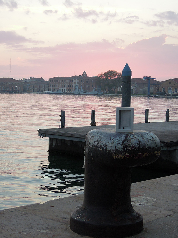 Dono d'arte appoggiato sul molo presso il bacino interno dell'arsenale di Venezia