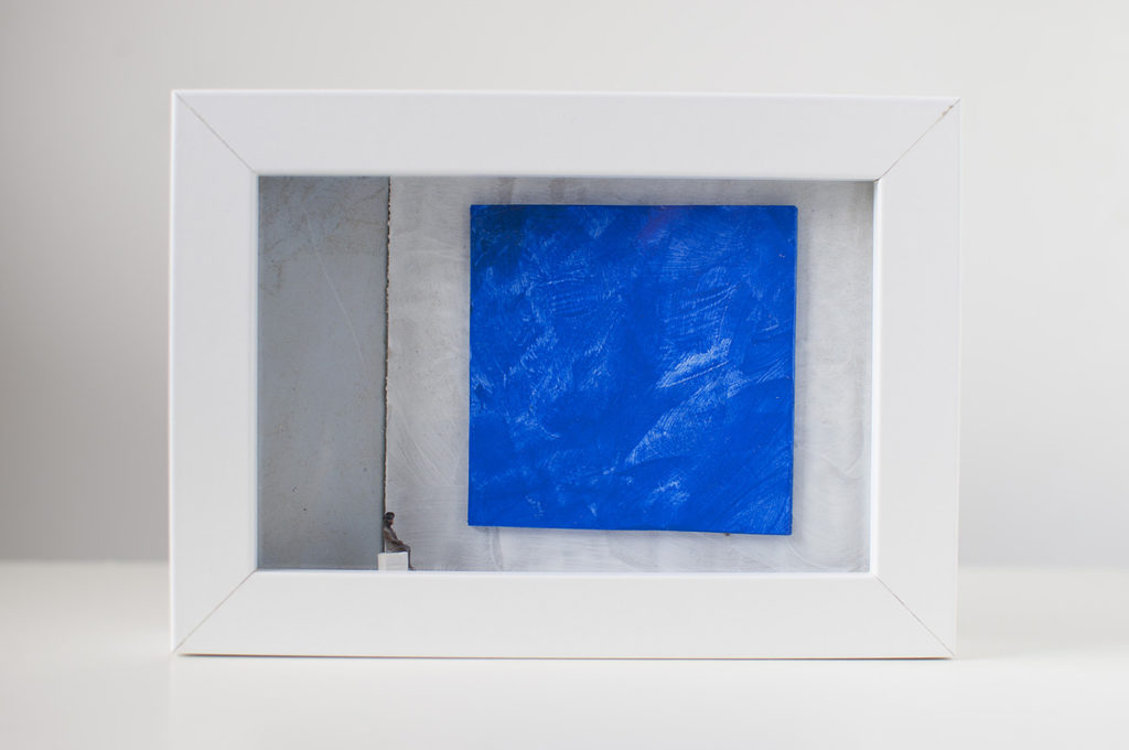 Dono d'arte per la Biennale di Venezia una donna seduta guarda un quadro blu monocromo