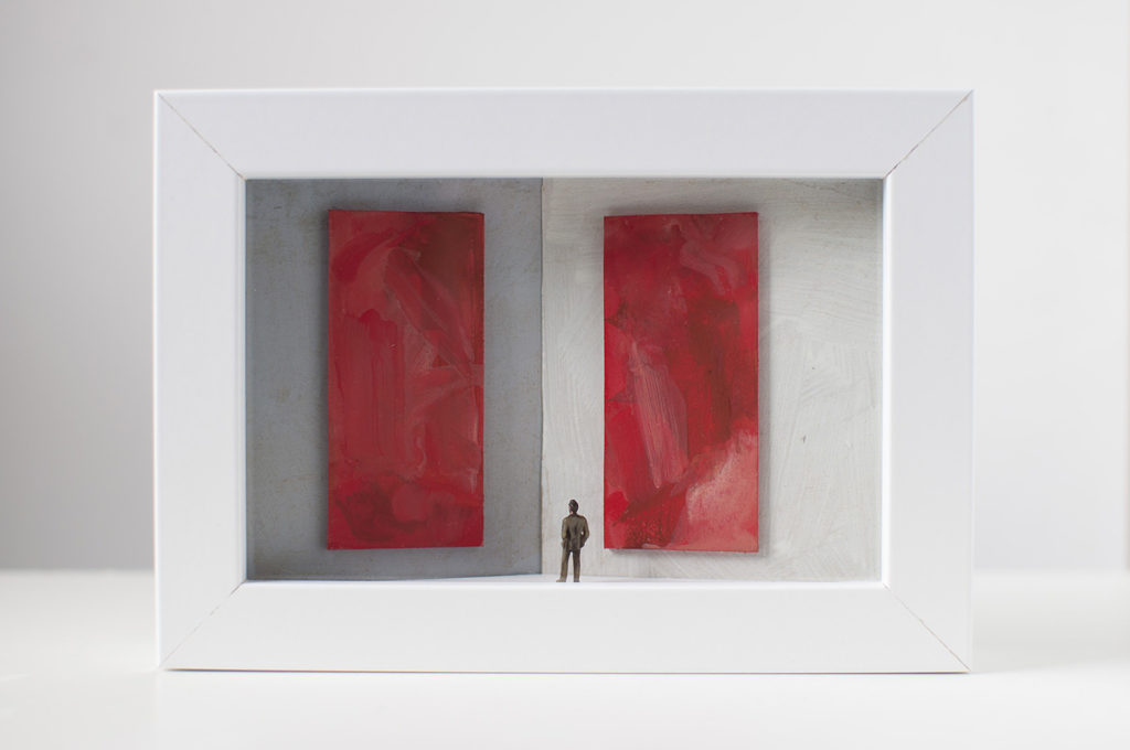 Dono d'arte per la Biennale di Venezia un uomo osserva due quadri rossi monocromi
