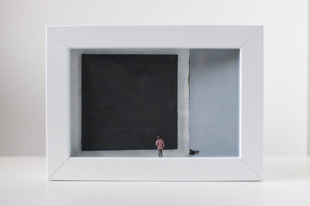 Dono d'arte per la Biennale di Venezia un uomo osserva un quadro nero monocromo
