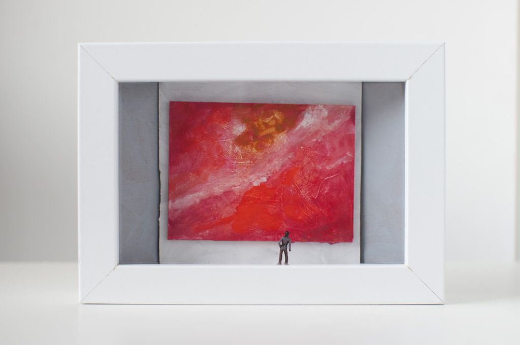 Dono d'arte per la Biennale di Venezia un uomo osserva un quadro rosso monocromo