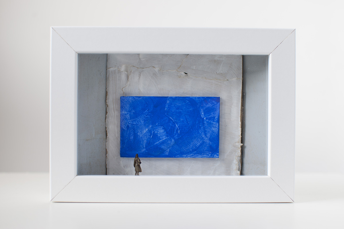 Dono d'arte per la Biennale di Venezia una donna osserva un quadro blu monocromo