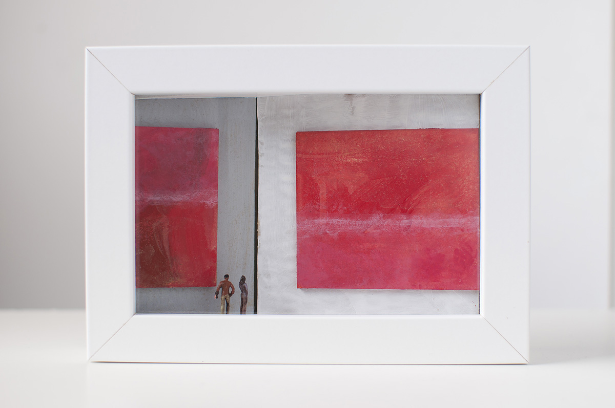 Dono d'arte per la Biennale di Venezia un uomo e una donna osservano due quadri rossi monocromi