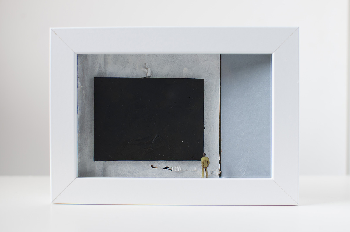 Dono d'arte per la Biennale di Venezia un uomo osserva un quadro nero monocromo