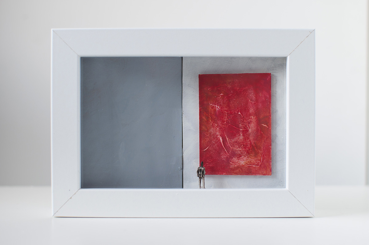 Dono d'arte per la Biennale di Venezia un uomo osserva un quadro rosso monocromo