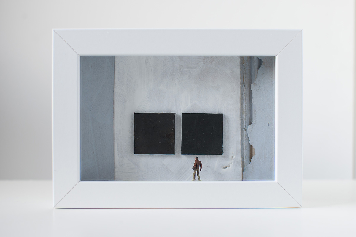 opera d'arte di Stefania Bressani che rappresenta un uomo che osserva due quadri neri