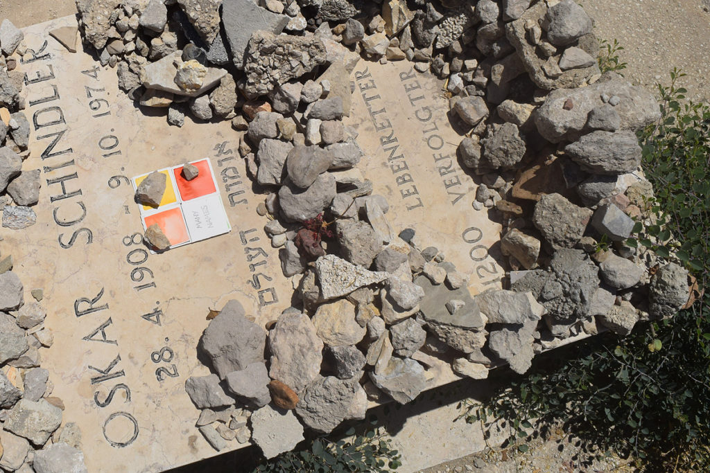 un'opera d'arte di Stefania Bressani è stata abbandonata sulla tomba di Oscar Schindler a Gerusalemme