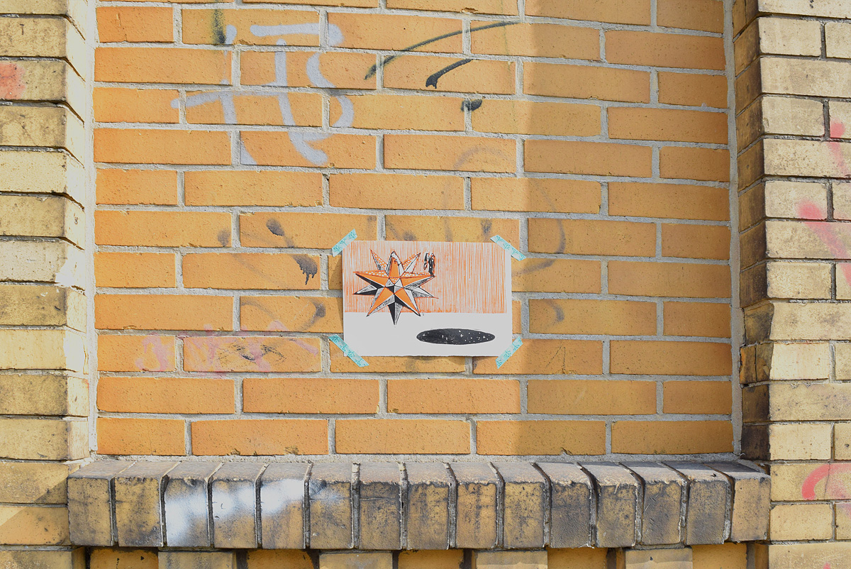 stampa d'arte attaccata su un muro