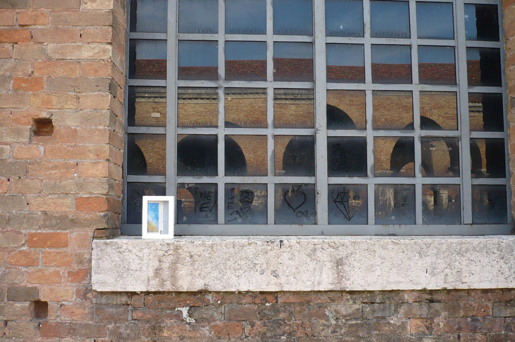 dono d'arte lasciato sul davanzale di una finestra polverosa