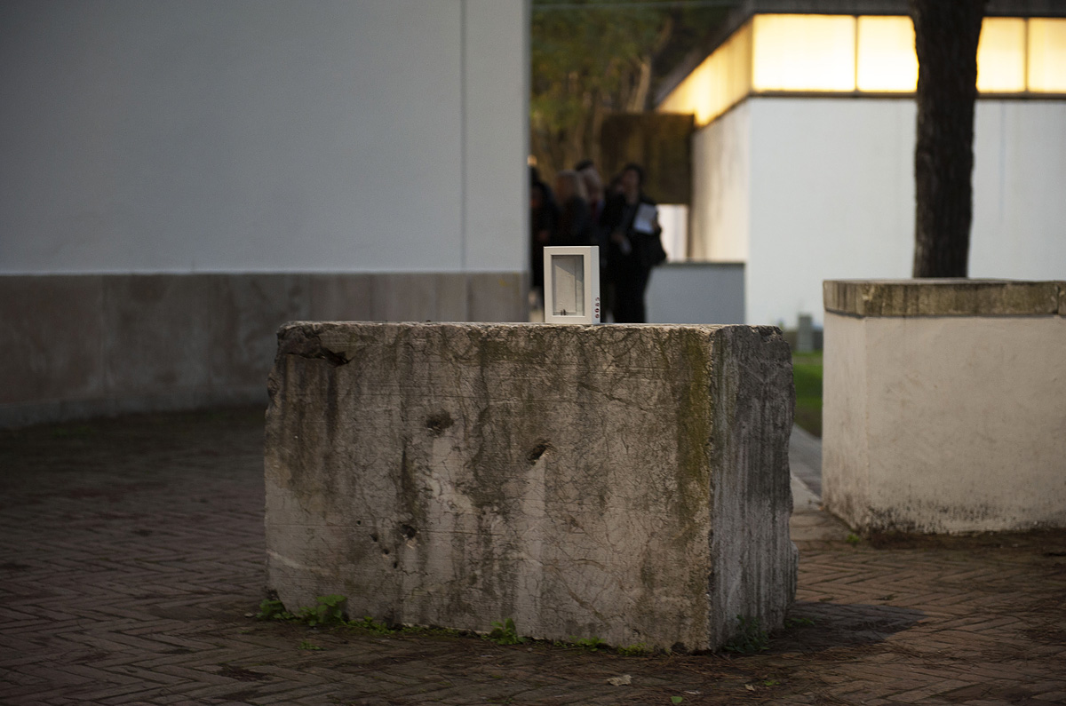 un'opera d'arte abbandonata su un blocco di marmo presso i giardini della biennale di Venezia