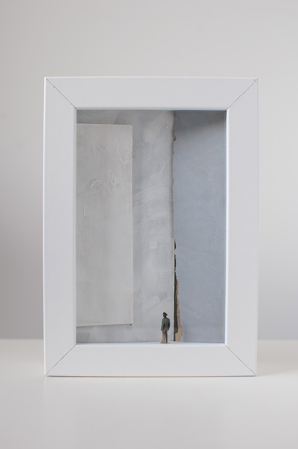 Dono d'arte per la Biennale di Venezia un uomo osserva un quadro bianco monocromo