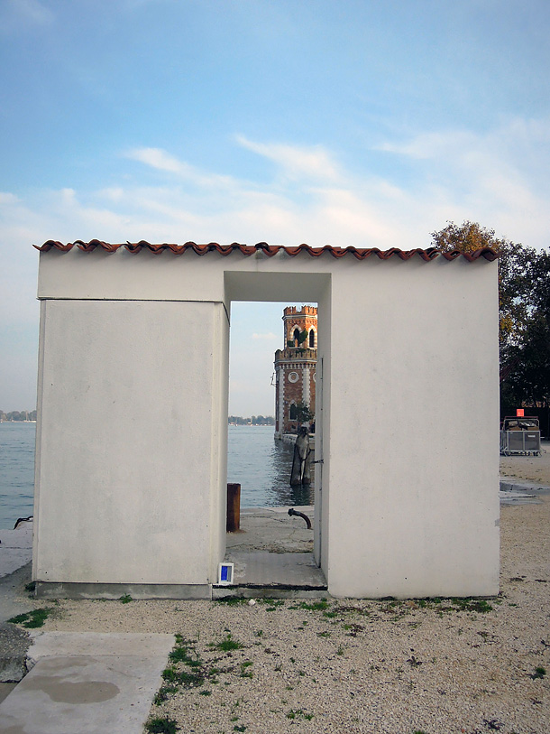 Dono d'arte appoggiato su una piccola struttura presso l'Artenale di Venezia