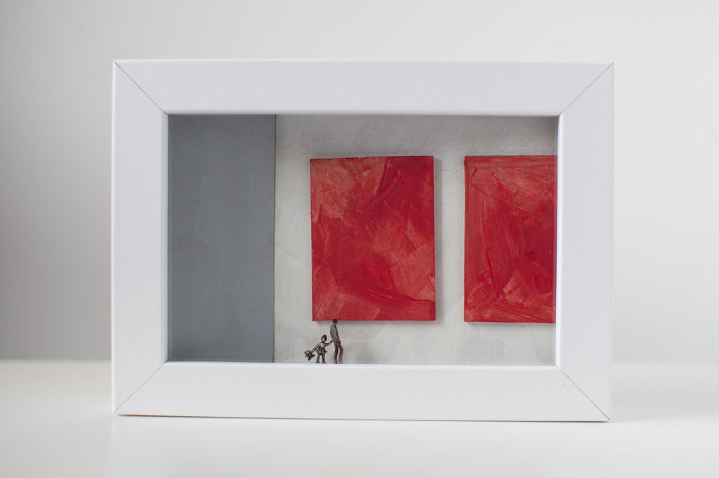 un'opera d'arte che rappresenta un uomo e una bambina che osservano due quadri rossi