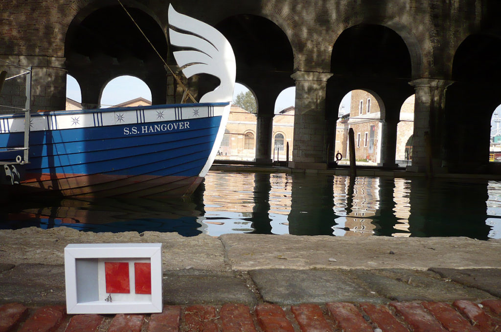 dono d'arte in quadro abbandonato di fronte ad una barca